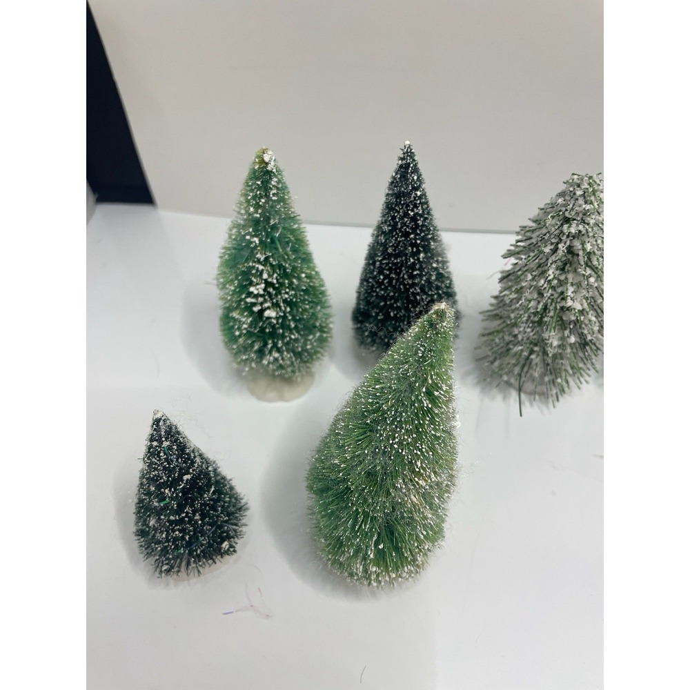 Christmas Tree Lot Of‎ 10 Assorted Village Accessory With Snow - Picture 8 of 8